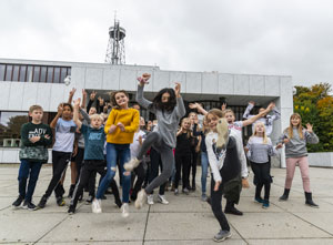 Children from Filstedvejens School and Tino Sehgal (2018)