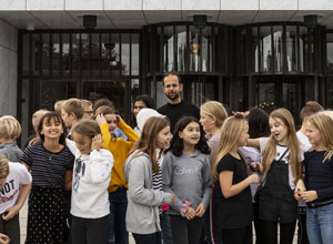 Children from Filstedvejens School and Tino Sehgal (2018)