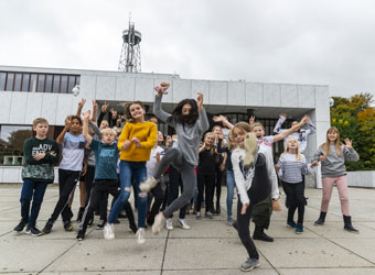 Children from Filstedvejens School and Tino Sehgal (2018)