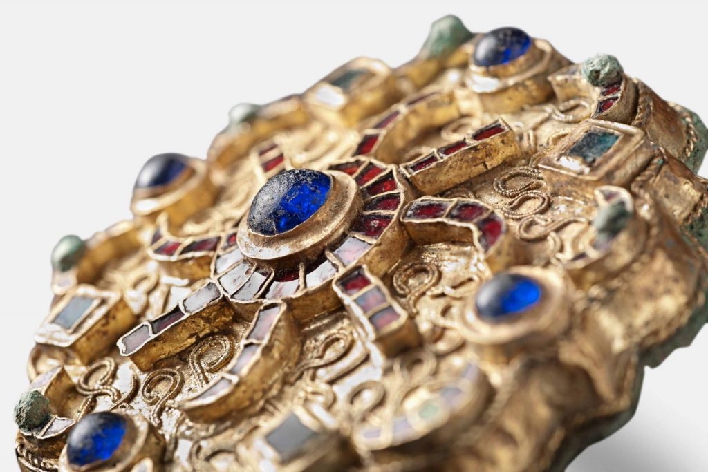 LE MONDE DE CLOVIS. ITINÉRAIRES MÉROVINGIENS